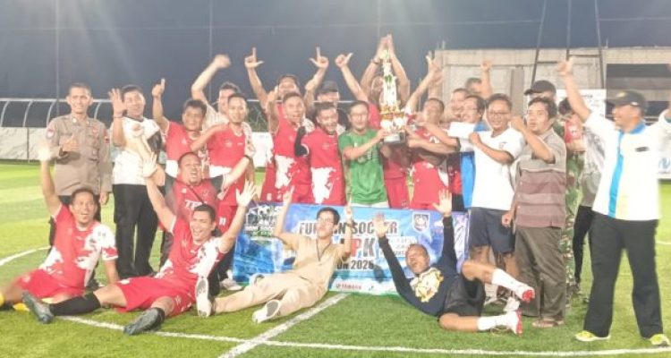 Ket Foto: Bersama gabungan Desa se Kecamatan Pangkah Tegal saat menjuarai turnamen piala KPK