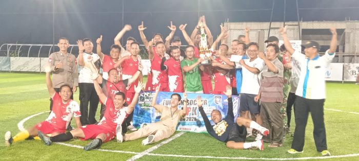 Ket Foto: Bersama gabungan Desa se Kecamatan Pangkah Tegal saat menjuarai turnamen piala KPK
