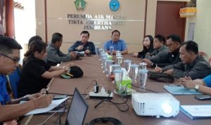 Ket poto: Komisi II DPRD Kabupaten Jembrana melakukan kunjungan kerja ke Perumda Air Minum (PDAM) Tirta Amertha Jati