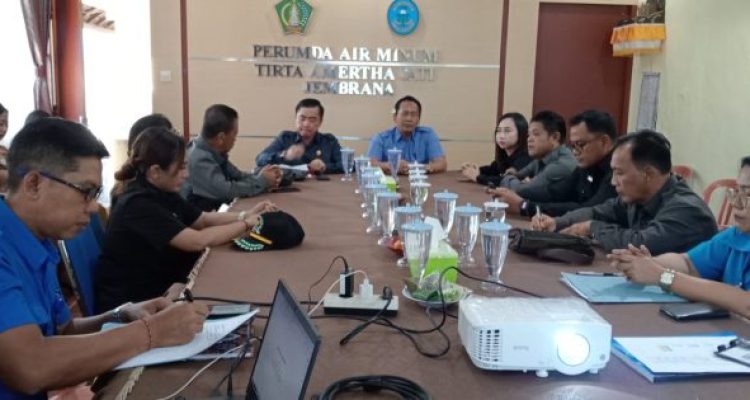 Ket poto: Komisi II DPRD Kabupaten Jembrana melakukan kunjungan kerja ke Perumda Air Minum (PDAM) Tirta Amertha Jati