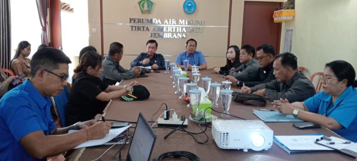 Ket poto: Komisi II DPRD Kabupaten Jembrana melakukan kunjungan kerja ke Perumda Air Minum (PDAM) Tirta Amertha Jati