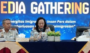Ket poto: Kepala Kantor Wilayah Direktorat Jenderal Imigrasi Bali, Felucia Sengky Ratna didampingi Kepala Kantor Imigrasi Kelas II TPI Singaraja, Anak Agung Gde Kusuma Putra saat media gathering bersama awak media