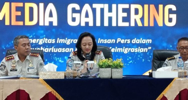 Ket poto: Kepala Kantor Wilayah Direktorat Jenderal Imigrasi Bali, Felucia Sengky Ratna didampingi Kepala Kantor Imigrasi Kelas II TPI Singaraja, Anak Agung Gde Kusuma Putra saat media gathering bersama awak media