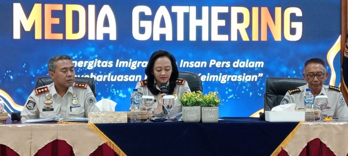 Ket poto: Kepala Kantor Wilayah Direktorat Jenderal Imigrasi Bali, Felucia Sengky Ratna didampingi Kepala Kantor Imigrasi Kelas II TPI Singaraja, Anak Agung Gde Kusuma Putra saat media gathering bersama awak media