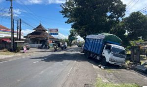 Ket poto: Kondisi truk usai nabrak rumah warga Ket poto: Kondisi truk usai nabrak rumah warga