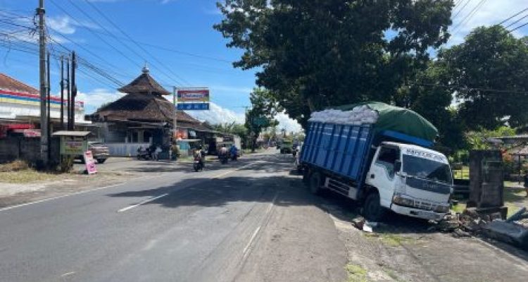 Ket poto: Kondisi truk usai nabrak rumah warga