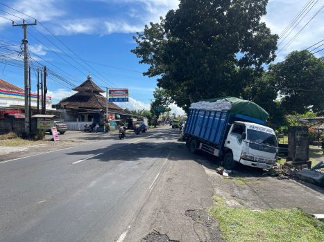 Ket poto: Kondisi truk usai nabrak rumah warga