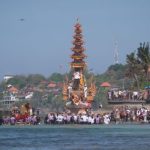 Ket. Foto: Bade diarak menyisiri pantai saat upacara ngaben massal di Desa Adat Karangsari, Nusa Penida belum lama ini.