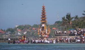 Ket. Foto: Bade diarak menyisiri pantai saat upacara ngaben massal di Desa Adat Karangsari, Nusa Penida belum lama ini.