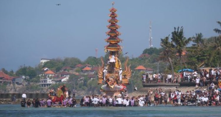 Ket. Foto: Bade diarak menyisiri pantai saat upacara ngaben massal di Desa Adat Karangsari, Nusa Penida belum lama ini.