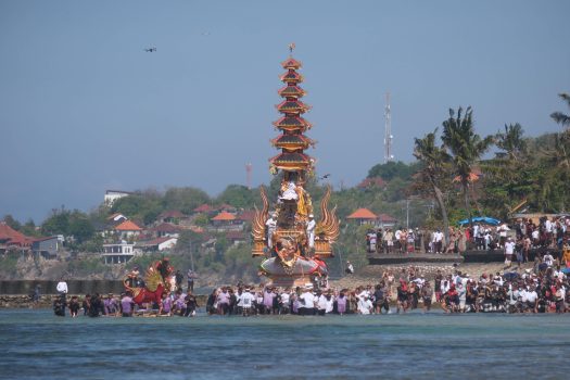 Ket. Foto: Bade diarak menyisiri pantai saat upacara ngaben massal di Desa Adat Karangsari, Nusa Penida belum lama ini.