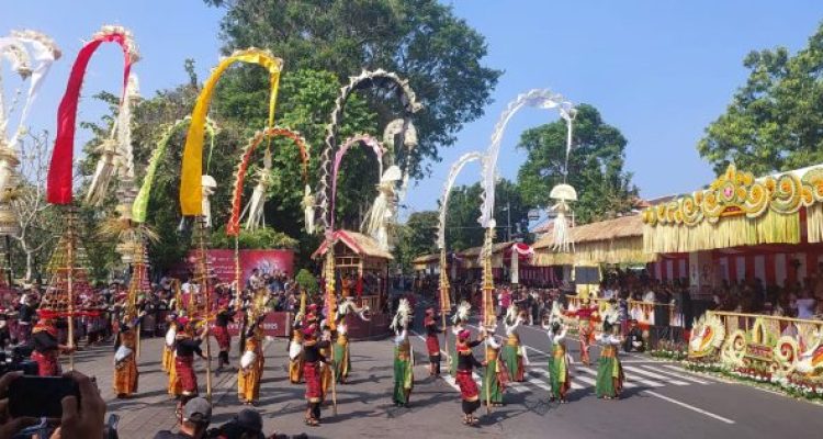 Foto/dokumen; Pembukaan Pesta Kesenian Bali di depan Monumen Perjuangan Rakyat Bali.