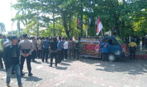 Ket poto: Pengemudi Ojol datangi Kantor DPRD Kota Tegal