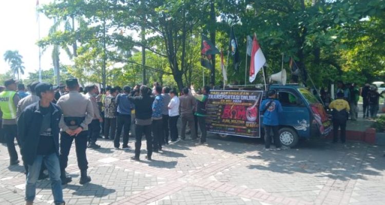 Ket poto: Pengemudi Ojol datangi Kantor DPRD Kota Tegal Ket poto: Pengemudi Ojol datangi Kantor DPRD Kota Tegal