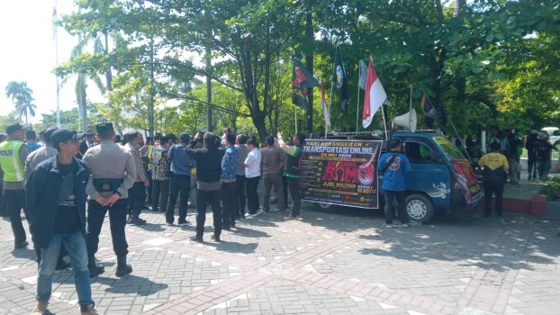 Ket poto: Pengemudi Ojol datangi Kantor DPRD Kota Tegal