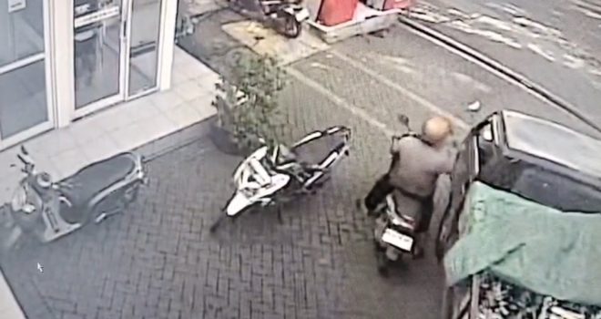 Ket poto: Tangkapan layar terduga pelaku pencurian tas dalam mobil pikap di areal SPBU Negara, Rabu 20 Mei 2026. (Ist)