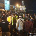 Ket poto: Petugas evakuasi pedagang asongan yang terjepit di atas kapal
