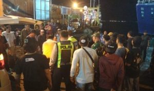 Ket poto: Petugas evakuasi pedagang asongan yang terjepit di atas kapal