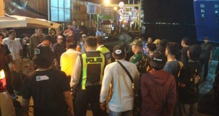 Ket poto: Petugas evakuasi pedagang asongan yang terjepit di atas kapal