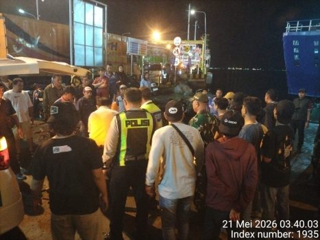Ket poto: Petugas evakuasi pedagang asongan yang terjepit di atas kapal