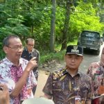 Ket poto: Rombongan Bupati Tegal Iskak Maulana Rohman Tinjau Jalan Karangdawa Margasari Yang Rusak