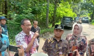 Ket poto: Rombongan Bupati Tegal Iskak Maulana Rohman Tinjau Jalan Karangdawa Margasari Yang Rusak Ket poto: Rombongan Bupati Tegal Iskak Maulana Rohman Tinjau Jalan Karangdawa Margasari Yang Rusak