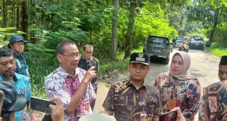 Ket poto: Rombongan Bupati Tegal Iskak Maulana Rohman Tinjau Jalan Karangdawa Margasari Yang Rusak Ket poto: Rombongan Bupati Tegal Iskak Maulana Rohman Tinjau Jalan Karangdawa Margasari Yang Rusak