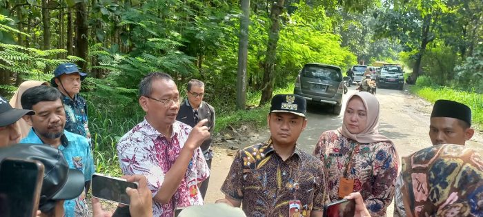Ket poto: Rombongan Bupati Tegal Iskak Maulana Rohman Tinjau Jalan Karangdawa Margasari Yang Rusak