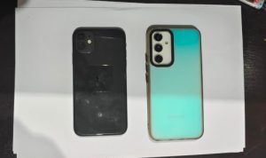 Ket poto: Barang bukti 2 hanphone yang dicuri oleh terduga pelaku di warung es