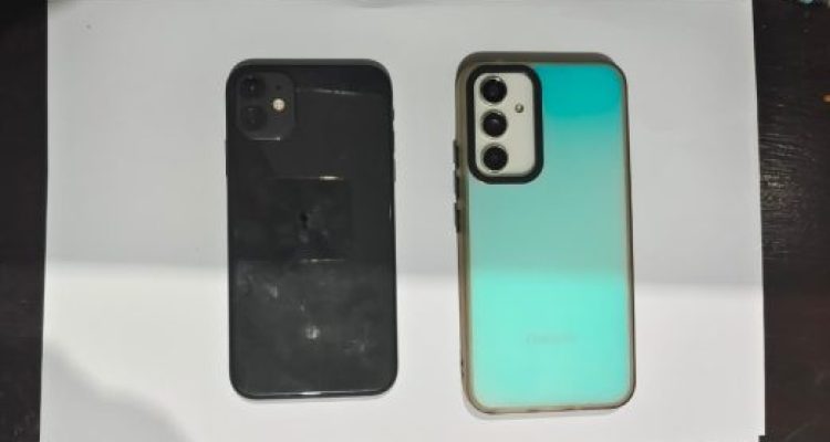 Ket poto: Barang bukti 2 hanphone yang dicuri oleh terduga pelaku di warung es Ket poto: Barang bukti 2 hanphone yang dicuri oleh terduga pelaku di warung es
