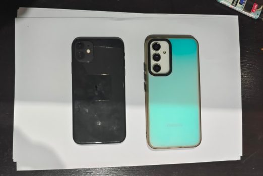 Ket poto: Barang bukti 2 hanphone yang dicuri oleh terduga pelaku di warung es