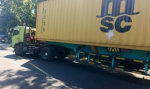 Ket poto: Truk Trailer yang melindas penumpang motor di Desa Candikusuma