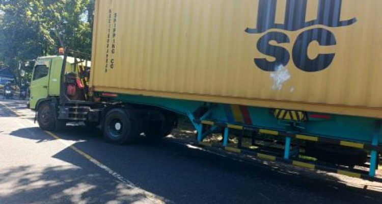Ket poto: Truk Trailer yang melindas penumpang motor di Desa Candikusuma