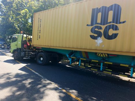 Ket poto: Truk Trailer yang melindas penumpang motor di Desa Candikusuma