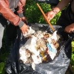 Ket poto: Kantong sampah yang di temukan di Banjar Sumbersari