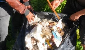 Ket poto: Kantong sampah yang di temukan di Banjar Sumbersari