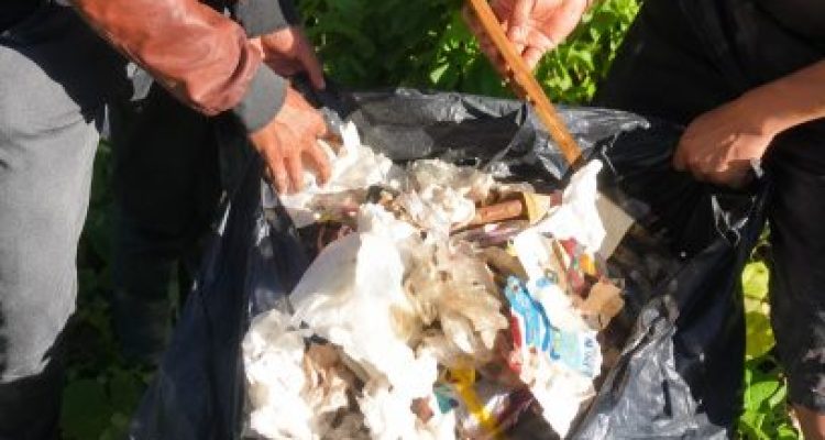 Ket poto: Kantong sampah yang di temukan di Banjar Sumbersari