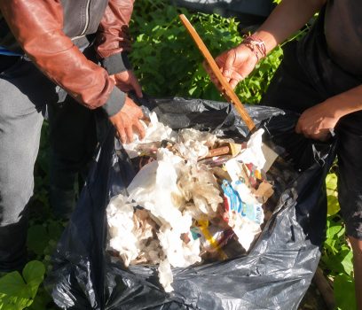 Ket poto: Kantong sampah yang di temukan di Banjar Sumbersari