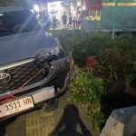 Ket Poto: Kondisi mobil Toyota Inova Zenix usai menabrak sepeda motor dan pohon