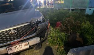 Ket Poto: Kondisi mobil Toyota Inova Zenix usai menabrak sepeda motor dan pohon Ket Poto: Kondisi mobil Toyota Inova Zenix usai menabrak sepeda motor dan pohon