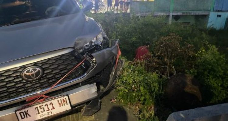 Ket Poto: Kondisi mobil Toyota Inova Zenix usai menabrak sepeda motor dan pohon