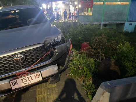 Ket Poto: Kondisi mobil Toyota Inova Zenix usai menabrak sepeda motor dan pohon