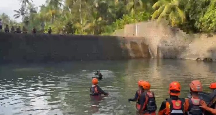 Ket poto: Tim Sar saat melakukan pencarian anak tenggelan di Bendungan Rangdu