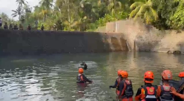 Ket poto: Tim Sar saat melakukan pencarian anak tenggelan di Bendungan Rangdu