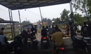 Ket poto: Warga Ngamuk Rusak Fasilitas Loket masuk Wisata Pantai Larangan Tegal