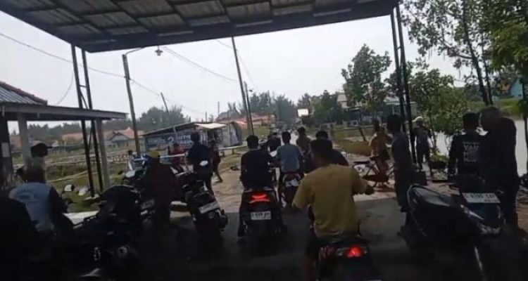 Ket poto: Warga Ngamuk Rusak Fasilitas Loket masuk Wisata Pantai Larangan Tegal
