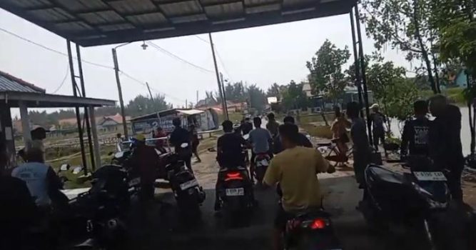 Ket poto: Warga Ngamuk Rusak Fasilitas Loket masuk Wisata Pantai Larangan Tegal