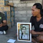 Ket poto: Suami korban sedang memegang poto istrinya