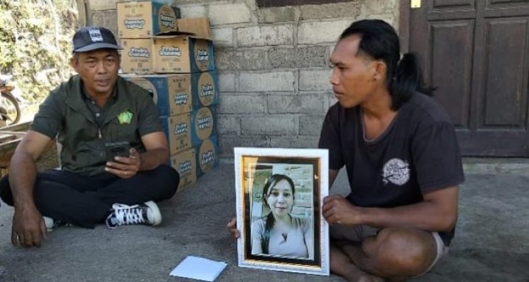 Ket poto: Suami korban sedang memegang poto istrinya