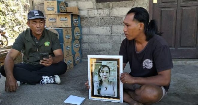 Ket poto: Suami korban sedang memegang poto istrinya